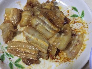 梅菜扣肉,然后把煎好的肉表面刷上一层蜂蜜，并倒入老抽，盐，搅拌均匀