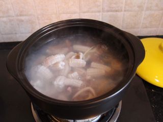 砂锅爆炒鱿鱼,砂锅中放入适量清水，水烧开后放入鱿鱼，等鱿鱼变卷后捞起沥干