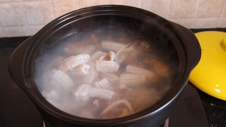 砂锅爆炒鱿鱼,砂锅中放入适量清水，水烧开后放入鱿鱼，等鱿鱼变卷后捞起沥干