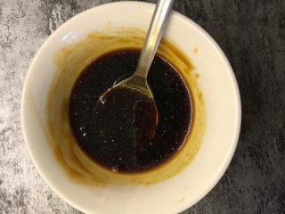 砂锅爆炒鱿鱼,取一个小碗，加入适量蚝油、生抽、白糖、白胡椒粉调汁