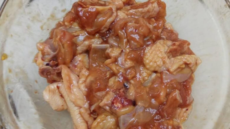 荷叶冬菇蒸滑鸡,腌制好的鸡肉放5分钟