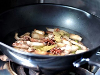 烧红肉,倒入开水，沫过五花肉，然后，放入桂皮、花椒、大料、香叶