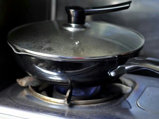 烧红肉,开锅后，转入小火慢炖1小时。
