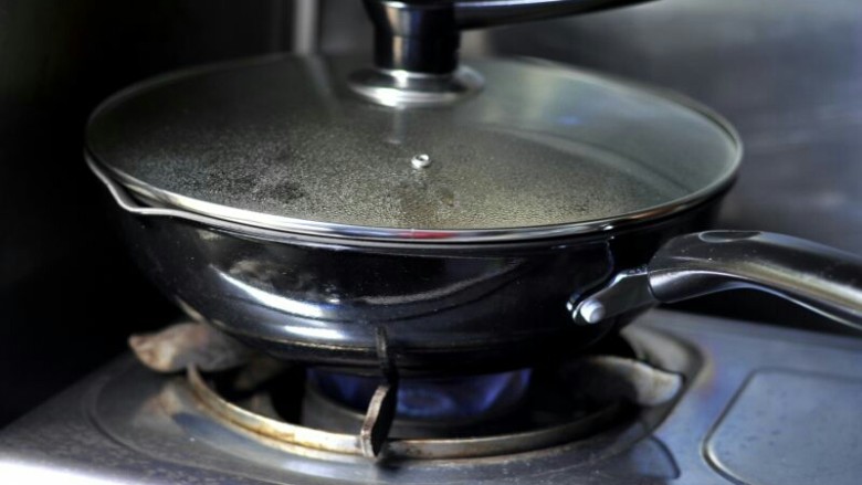 烧红肉,开锅后，转入小火慢炖1小时。