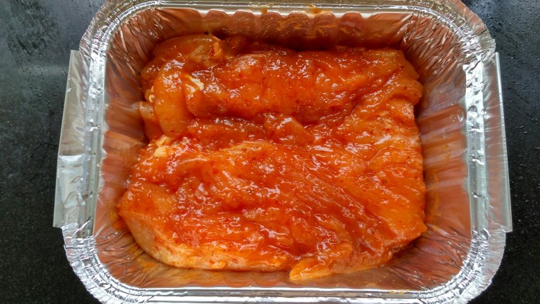 牛油果鸡肉沙拉,腌制好的鸡肉放在锡纸盒里，烤箱200度烤15分钟。没有锡纸盒的，烤盘铺上锡纸烤。