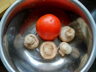 牛油果鸡肉沙拉,烤鸡肉期间，准备其它配菜。西红柿和口菇洗净，如果有圣女果更好，没有的可以像我一样用西红柿。