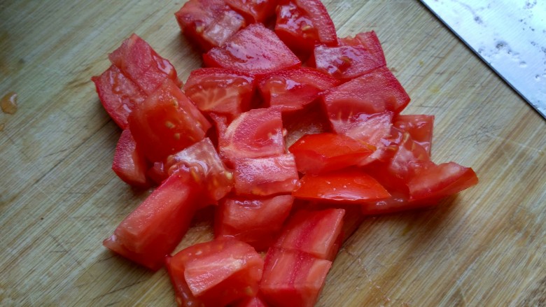 牛油果鸡肉沙拉,把西红柿切成小块