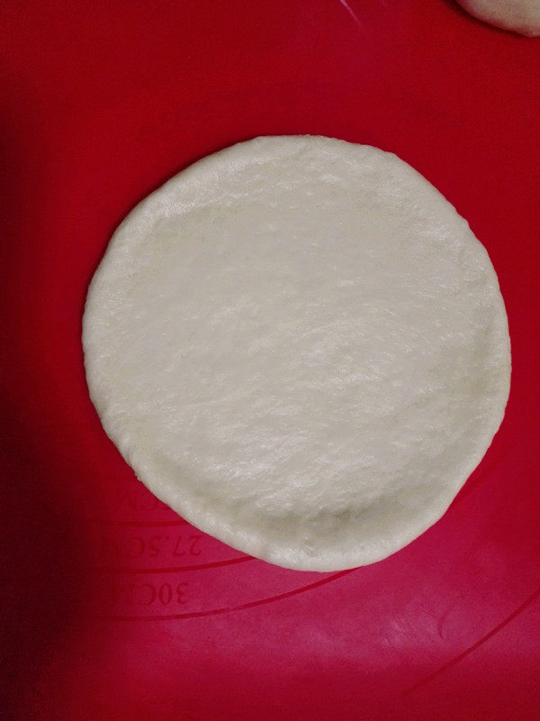 果酱夹心网纹面包,将同样大小的三份面团擀成模具大小的圆饼，