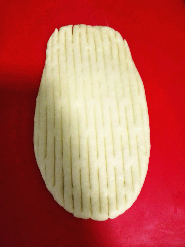 果酱夹心网纹面包,最后一块面团，擀成椭圆形，各方面用网纹刀割开，