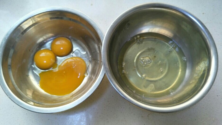 戚风纸杯蛋糕,把蛋清和蛋黄分别放在两个盆中。