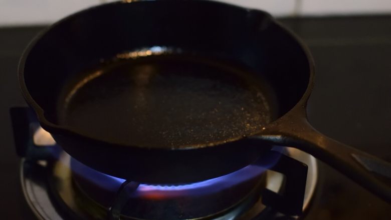 这么简单，这么好吃的蒜味盐煎鸡翅,大火烧热铸铁锅。普通平底锅也可。