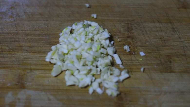 这么简单，这么好吃的蒜味盐煎鸡翅,将鸡翅从冰箱里取出。准备蒜末。