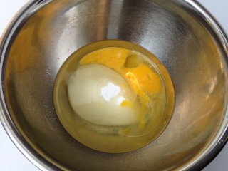 椰丝桃酥,白砂糖和蛋液加入玉米油中