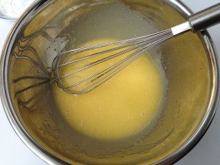 椰丝桃酥,用蛋抽搅拌均匀成浓稠状