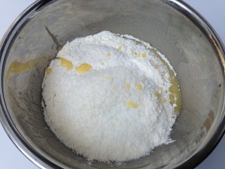 椰丝桃酥,过筛加入低筋面粉和泡打粉、小苏打，再加入少许盐