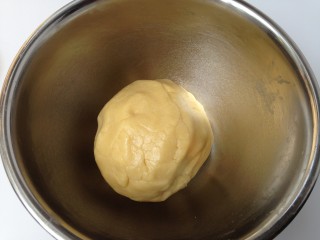 椰丝桃酥,用刮刀拌匀后和成团即可，不要过度揉，以免起筋