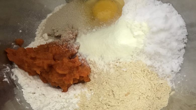南瓜黄豆粉小餐包,2以次把食材称好放入厨师机桶里。
