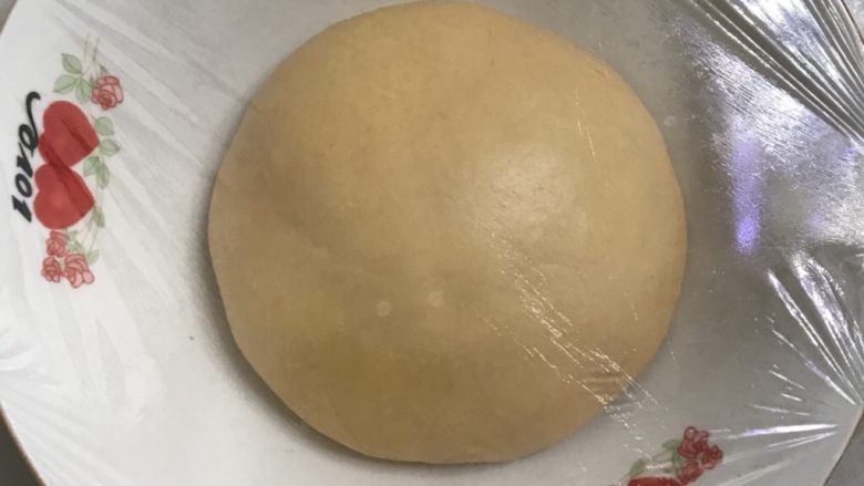 南瓜黄豆粉小餐包,6拿出来整圆放进大碗里，盖上保鲜膜送进发酵箱，温度调节在28度进行一发。