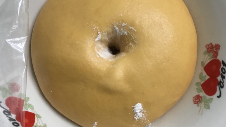 南瓜黄豆粉小餐包,7发酵二倍大后，用手指沾面粉戳洞洞口
不回缩不塌陷为发酵好。