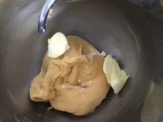 南瓜黄豆粉小餐包,4加入软化的黄油。