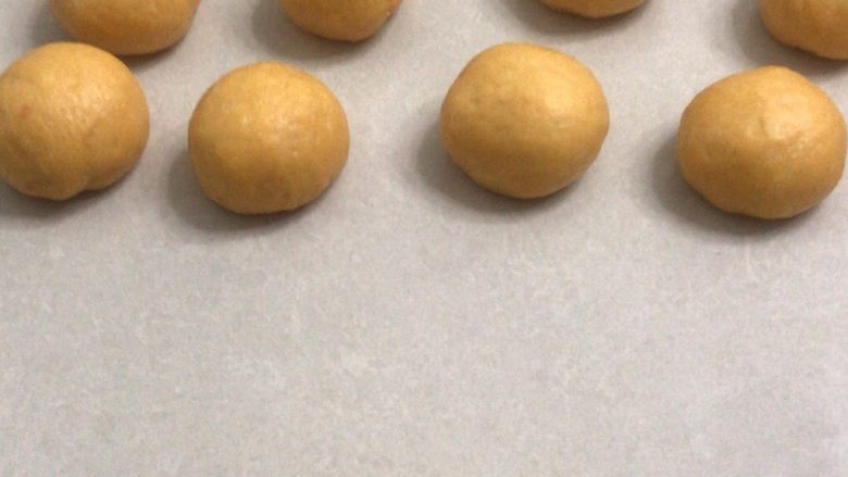 南瓜黄豆粉小餐包,9取一个面团，光滑面朝下，从边上向中间折叠，用手掌压实，利用手掌滚圆。