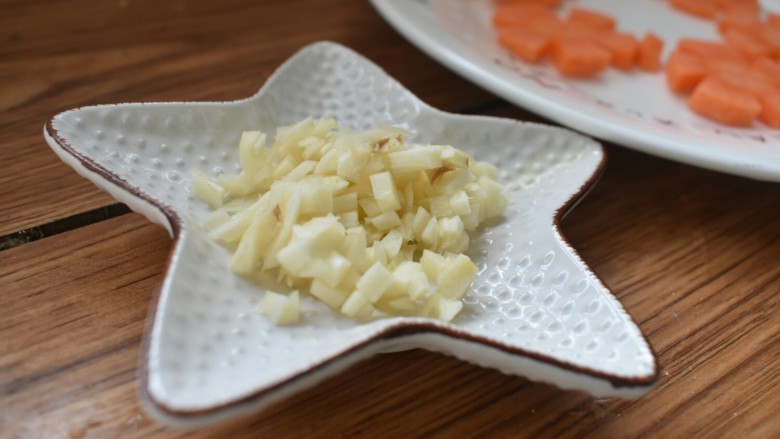 厨房挑战+素菜+蒜蓉西兰花,将三瓣蒜切成蒜末备用