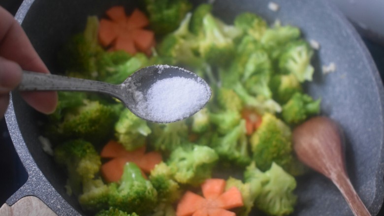 厨房挑战+素菜+蒜蓉西兰花,加入小半勺食盐