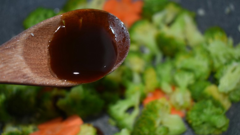 厨房挑战+素菜+蒜蓉西兰花,小半勺蚝油，翻炒均匀就可以出锅了