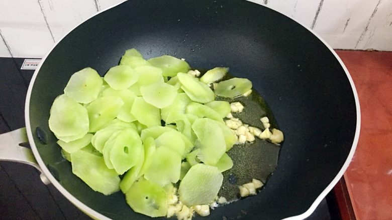 厨房挑战+素菜+清炒莴笋片,放入莴笋