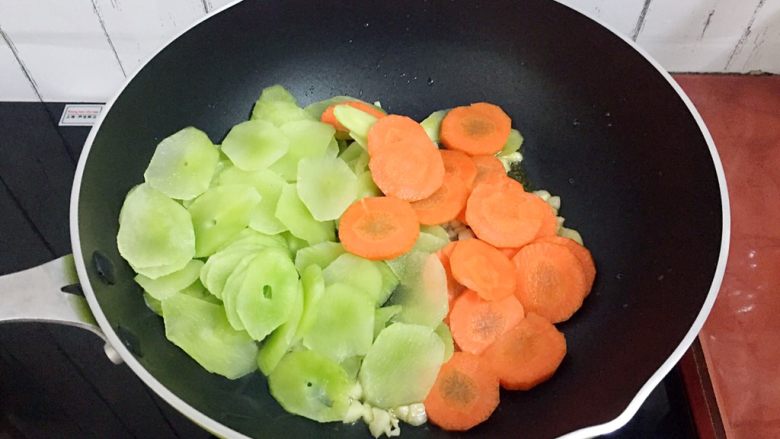 厨房挑战+素菜+清炒莴笋片,放入胡萝卜