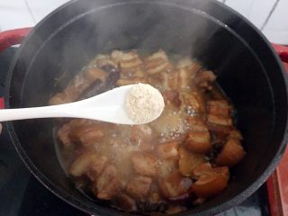 厨房挑战+荤菜+红烧肉,炖至汤汁浓稠肉软糯时加入鸡精