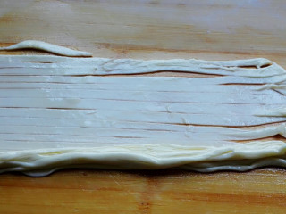 比葱油饼简单又好吃的盘丝饼,从下往上把切好的面条排着卷起来，一边卷一边往上再刷层油，使每根面条都刷到油。