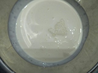 炫彩香甜木糠杯,称量好需要的淡奶油加入糖