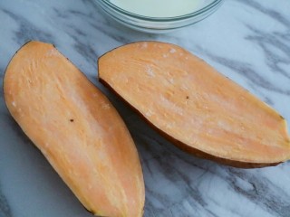 奶香芝士焗红薯（地瓜）,洗净后将地瓜切成两半