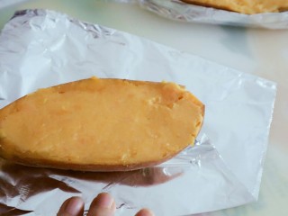 奶香芝士焗红薯（地瓜）,包上锡纸，烤箱预热上下火170度，烤25分钟即可