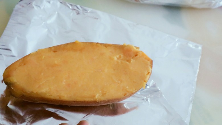 奶香芝士焗红薯（地瓜）,包上锡纸，烤箱预热上下火170度，烤25分钟即可