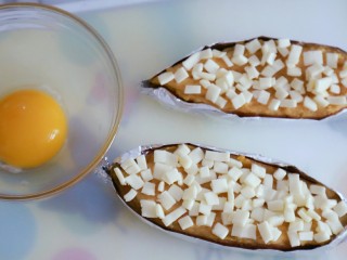 奶香芝士焗红薯（地瓜）,放在地瓜上，同事准备好蛋黄