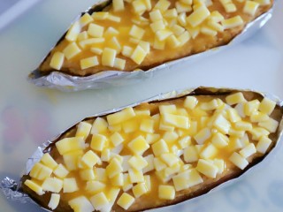奶香芝士焗红薯（地瓜）,表面刷好蛋液