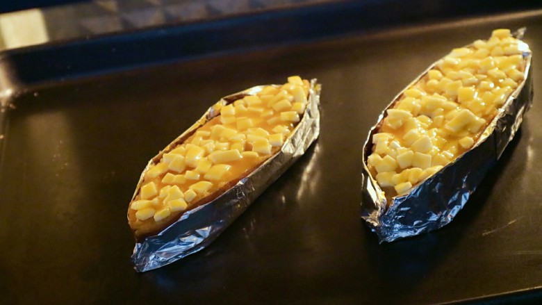 奶香芝士焗红薯（地瓜）,放入烤箱，上下火170度烤25分钟，根据自家烤箱而定，表面金黄即可