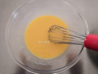 芒果蛋糕卷,加入蛋黄搅匀