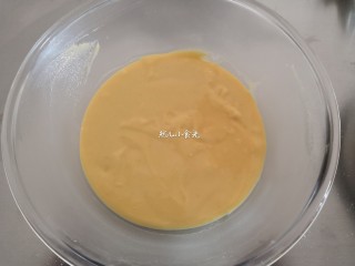 芒果蛋糕卷,筛入低筋面粉混合到无干粉，无颗粒。做毛巾面的卷卷蛋黄糊一定要细腻不能有颗粒（没有搅拌均匀的小面疙瘩）