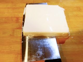 麻婆豆腐,对豆腐进行改刀，先在豆腐中间横切一刀