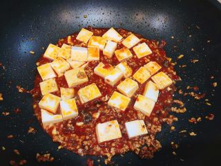 麻婆豆腐,开始旋锅，制作豆腐经常需要旋锅，来保证豆腐不碎