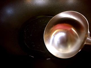 麻婆豆腐,锅烧热，用油滑锅