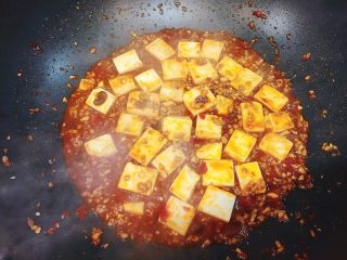 麻婆豆腐,勾芡时火候增大，让淀粉迅速溶解，这样勾芡不容易结块，并且再次进行轻轻推散豆腐和旋锅
