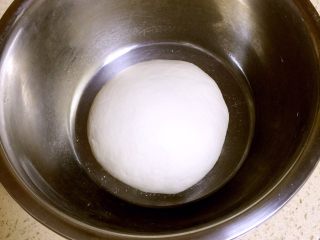 发面黑芝麻糖饼,揉成光滑的面团，面光、盆光、手光。
然后盖上保鲜膜进行发酵。