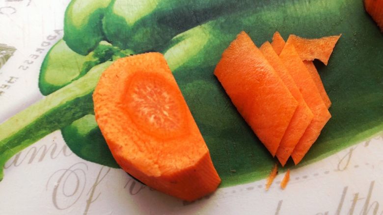 蔬食生活～蟹味菇胡萝卜,再横过来切片，就是菱形的