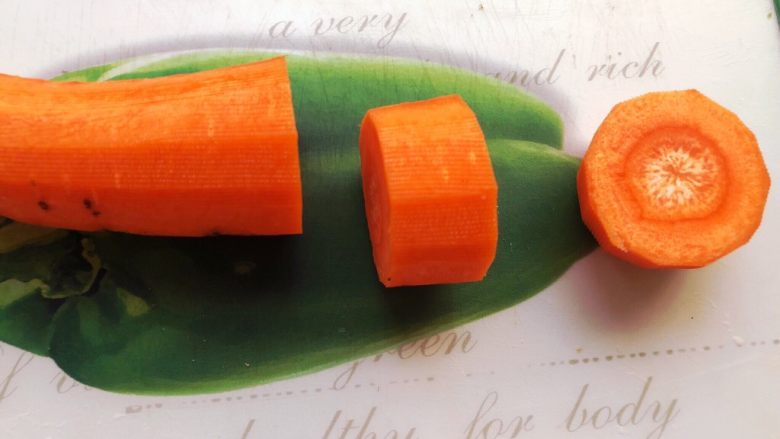 蔬食生活～蟹味菇胡萝卜,斜着切成段