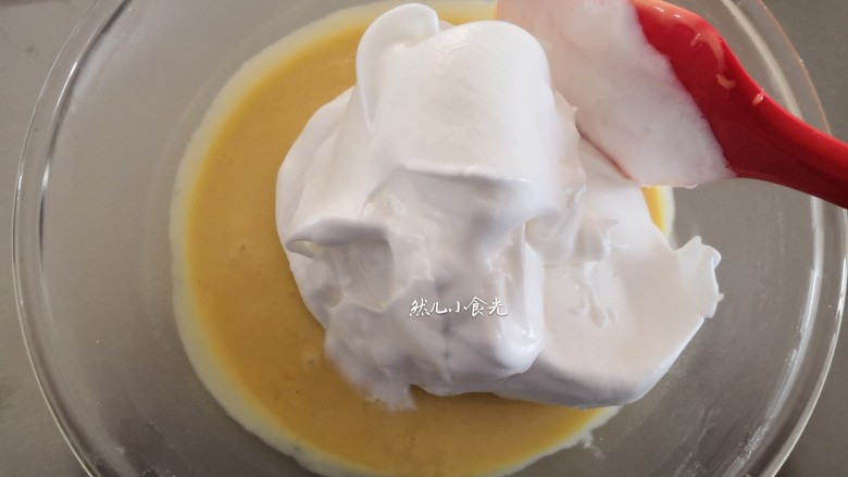 芒果蛋糕卷,将1/3的蛋白放入蛋黄糊里