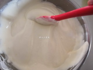 芒果蛋糕卷,将混合好的蛋黄糊倒入剩下的蛋清里继续用同样的手法混合均匀。